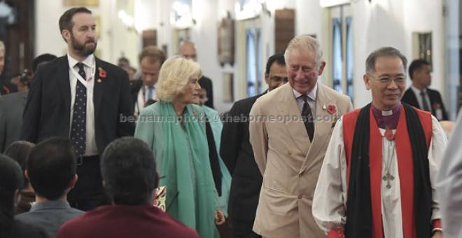 TIBA: Putera Charles dan Camilla mengadakan lawatan ke St Mary Cathedral di Kuala Lumpur, semalam. Turut sama Hing (kanan). — Gambar Bernama