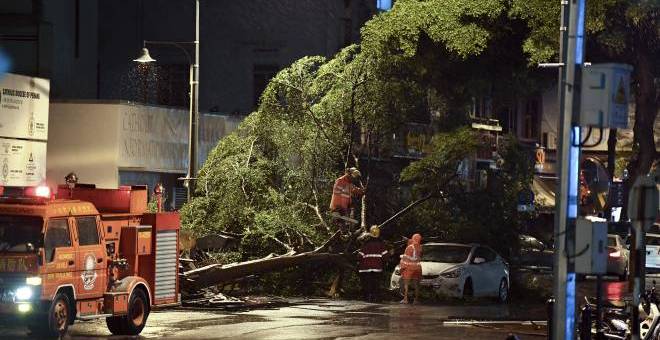 Pasukan Bomba Sukarela memotong pokok yang tumbang di Jalan Penang berikutan ribut dan banjir yang melanda di kawasan  George Town sejak awal pagi tadi. Ketua Menteri Pulau Pinang Lim Guan Eng berkata Timbalan Perdana Menteri yang juga Menteri Dalam Negeri Datuk Seri Dr Ahmad Zahid Hamidi  berjanji akan menghantar anggota Angkatan Tentera Malaysia (ATM) bagi membantu menyelamatkan mangsa banjir di Pulau Pinang. - Foto BERNAMA