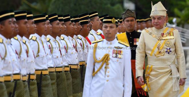 MEMERIKSA BARISAN: Sultan Nazrin memeriksa kawalan kehormat pada Istiadat Penganugerahan Darjah Kebesaran Negeri Perak sempena Ulang Tahun Keputeraan Sultan Perak di Istana Iskandariah di Kuala Kangsar, semalam. Kawalan Kehormatan terdiri daripada 106 Pegawai dan Anggota dari Rejimen Askar Jurutera Diraja Dua Divisyen diketuai Mejar Norhejeri Shamsuddin. — Gambar Bernama