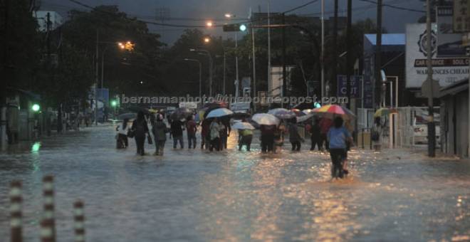 DITENGGELAMI AIR: Banjir kilat melanda berikutan hujan lebat sejak tengah hari kelmarin di Jalan Gurdwara, Pulau Pinang semalam. — Gambar Bernama