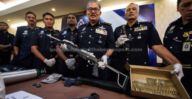 DIRAMAPS: Mazlan (tengah) menunjukkan selaras senapang lengkap berpeluru yang dirampas sewaktu sidang media Jabatan Siasatan Jenayah berhubung penangkapan kumpulan pecah rumah Geng ‘Ah Leong’ di Ibu Pejabat Polis Kontinjen Kuala Lumpur dekat Kuala Lumpur, semalam. — Gambar Bernama