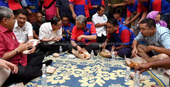 TURUN PADANG: Ahmad Zahid (tengah) bersama Ketua Menteri Pulau Pinang menikmati makan tengah hari bersama mangsa banjir ketika tinjauan di pusat penempatan sementara di Sekolah Kebangsaan Bertam Indah semalam. — Gambar Bernama