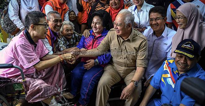 PRIHATIN: Perdana Menteri Datuk Seri Najib Tun Razak dan isteri, Datin Seri Rosmah Mansor beramah mesra dengan mangsa banjir di dewan Pejabat Daerah dan Tanah Seberang Perai Tengah di Seberang Perai semalam. Turut kelihatan Anggota Parlimen Permatang Pauh Datuk Seri Dr Wan Azizah Wan Ismail dan Menteri di Jabatan Perdana Menteri Datuk Seri Shahidan Kassim. — Gambar Bernama