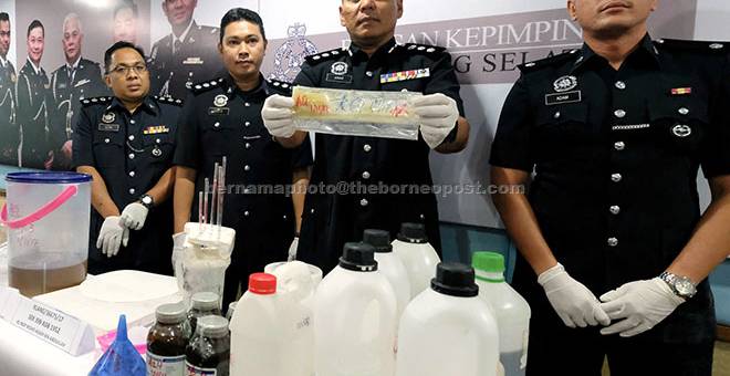 HASIL RAMPASAN: Shamsul Amar (dua kanan) menunjukkan peralatan yang digunakan dalam pemprosesan dadah jenis syabu pada kes pembongkaran makmal dadah di Bandar Botanic pada sidang media di Ibu Pejabat Polis Daerah (IPD) Klang Selatan dekat Klang, semalam. — Gambar Bernama