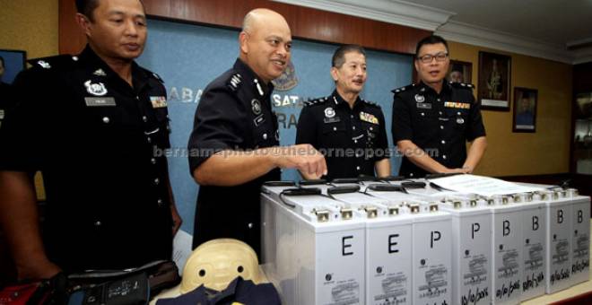 RAMPASAN: Gan (dua kanan) bersama para anggotanya menunjukkan lapan bateri menara pencawang telekomunikasi bernilai RM15,000 yang berjaya dirampas pada sidang media di Ibu Pejabat Polis Kontinjen Perak di Ipoh, semalam. — Gambar Bernama