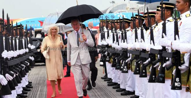 PENGHORMATAN: Putera Charles dan Camilla menerima kawalan kehormat setempat yang dianggotai oleh dua pegawai dan 24 anggota Batalion 6 Rejimen Askar Melayu Diraja ketika berlepas untuk lawatan ke India dari Lapangan Terbang Antarabangsa Pulau Pinang semalam. — Gambar Bernama