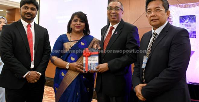 LANCAR: Salleh (dua kanan) melancarkan buku ‘New Media Political Engagement and Participation in Malaysia’ di bangunan Parlimen, di ibu negara semalam. Turut hadir Prof Dr Azizul (kanan), dan H Puvaniten (kiri). — Gambar Bernama