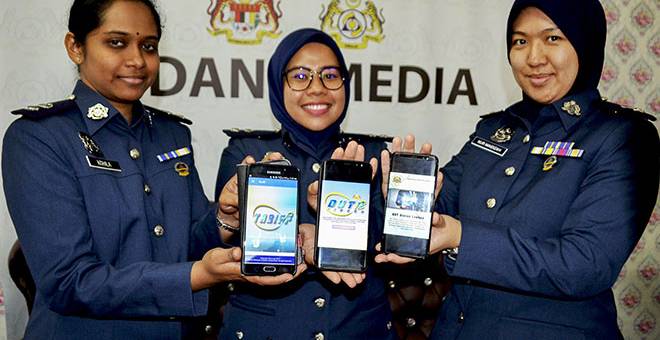 BERKESAN: Tiga petugas Jabatan Kastam Diraja Malaysia                 menunjukkan tiga aplikasi mudah alih yang dibangunkan jabatan itu iaitu Tariff, Duty Finder dan GST pada sidang akhbar di Melaka, semalam. — Gambar Bernama