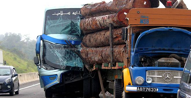 REMPUH: Keadaan bas ekspres Mutiara selepas merempuh lori balak di Kilometer 42 Jalan Lipis-Merapoh Lebuhraya Centre Spine Road (CSR) semalam. — Gambar Bernama