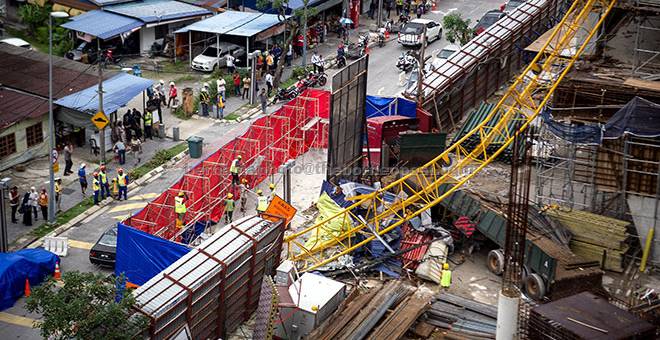 TUMBANG: Sebuah kren tumbang di tapak pembinaan di Kampung Baru semalam. — Gambar Bernama