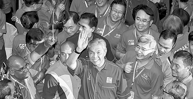 PERSIDANGAN: Zahid melambaikan tangan ketika meninggalkan dewan selepas merasmikan Persidangan Perwakilan Nasional Gerakan Ke-46 di Menara PGRM, Kuala Lumpur, semalam. — Gambar Bernama