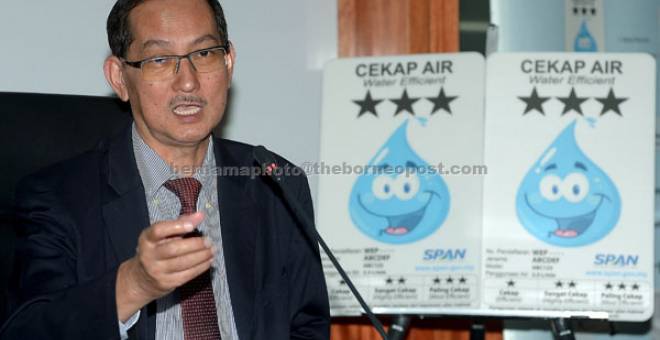 SIDANG MEDIA: Mohd Ridhuan ketika sidang media mengenai Skim Pelabelan Produk Cekap Air (SPPCA) di SPAN semalam. — Gambar Bernama