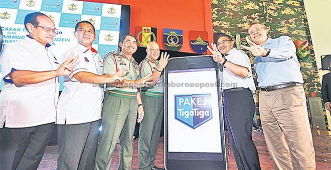 UNTUK ALBUM: Hishammuddin bergambar pada Majis Pelancaran Pakej Tiga-Tiga (ATM-CELCOM) sempena Majlis Sambutan Deepavali Tentera Darat 2017 yang di adakan di Hangar Pusat Latihan Asas Tentera Darat (PUSASDA) dekat Port Dickson, semalam. Turut hadir ialah (dari kiri) Exco Kerajaan Negeri Sembilan Datuk Hashim Rusdi, Timbalan Ketua Setiausaha Bahagian Pengurusan Kementerian Pertahanan Datuk Mohd Zainy Mohamed Zain, Zulkifli, Raja Mohamed Affandi dan Micheal. — Gambar Bernama