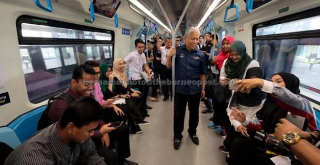 MESRA: Idris (tengah) beramah mesra bersama mahasiswa di dalam MRT ke Kajang ketika program jelajah Stesen Transit Aliran Massa (MRT) di Station TRX di Kuala Lumpur semalam. — Gambar Bernama