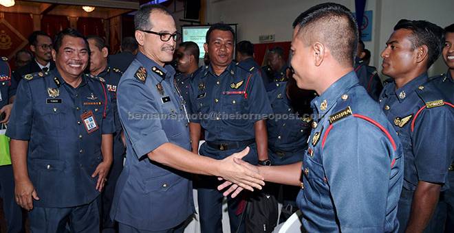 SALAM: Wan Mohd Nor (dua kiri) bersalaman bersama anggota bomba pada Perhimpunan Bulanan Peringkat Ibu Pejabat JBPM bertemakan ‘Go Green & Healthy Lifestyle’ anjuran Bahagian Udara JBPM di Putrajaya semalam. — Gambar Bernama