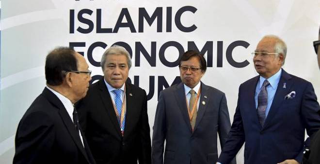 Najib bersama Ketua Menteri Datuk Patinggi Abang Johari Tun Openg, Timbalan Ketua Menteri Datuk Amar Awang Tengah Ali Hasan dan Pengerusi WIEF Tun Musa Hitam.