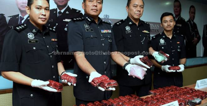 TUMPAS: Shamsul Amar (dua kiri) menunjukkan dadah jenis pil Erimin 5 dan Ekstasi yang dirampas di sebuah stor di Klang, ketika mengadakan sidang media di Ibu Pejabat Polis Daerah (IPD) Klang Selatan dekat Klang, semalam. — Gambar Bernama