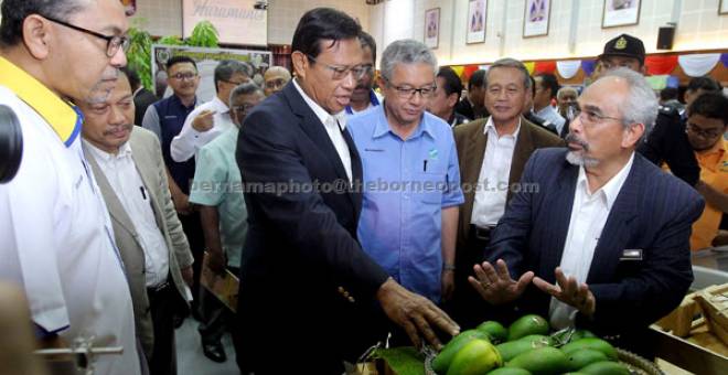 HARUMANIS: Ahmad Shabery (tiga kiri) mendengar penerangan mengenai mangga Harumanis selepas Majlis Perasmian Bengkel Memperkasakan Tanaman Harumanis Perlis 2017 di Universiti Teknologi MARA (UiTM) Cawangan Perlis di Arau semalam. — Gambar Bernama