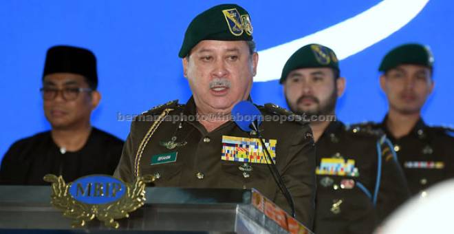 ISYTIHAR: Sultan Ibrahim mengisytiharkan Majlis Perbandaran Johor Bahru Tengah (MPJBT) sebagai Majlis Bandaraya Iskandar Puteri (MBIP) di tapak pejabat baharu MBIP di Iskandar Puteri, semalam. Hadir sama Tunku Ismail (dua kanan) dan Mohamed Khaled (kiri). — Gambar Bernama