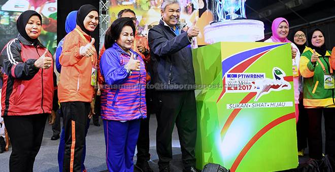 RASMI: Dr Ahmad Zahid (empat kiri) bergambar bersama Rosmah (tiga kiri) dan Pengerusi BISTARI Datin Seri Fadilah Abdulah (dua kiri) selepas merasmikan Program Tahunan Isteri Wakil Rakyat Barisan Nasional Malaysia (PTIWRBNM) di Melaka, semalam. — Gambar Bernama