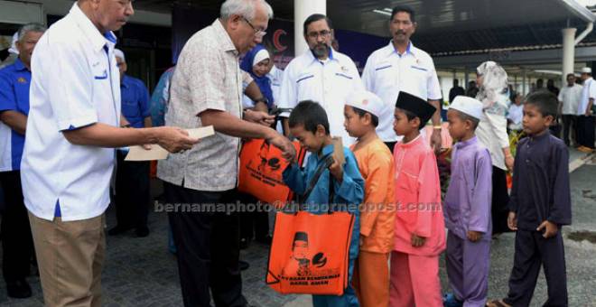 TERIMALAH: Mahdzir (dua kiri) menyampaikan saguhati kepada kanak-kanak yang menyertai khatan Perdana Peringkat Daerah Padang Terap di Hospital Kuala Nerang dekat Kuala Lumpur, semalam. — Gambar Bernama