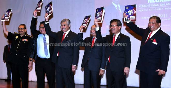 PELANCARAN: Zahid (dua kiri) yang juga Menteri Dalam Negeri melancarkan Buku Dasar Dadah Negara pada majlis Perhimpunan Bulanan Kementerian Dalam Negeri (KDN) di Putrajaya, semalam. — Gambar Bernama
