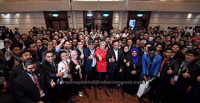 LAWATAN: Ahmad Zahid (tengah) bergambar bersama Kelab UMNO Luar Negara selepas merasmikan Millenials Empowerment Summit 2017 di Sebuah Hotel di Ibu negara semalam. — Gambar Bernama