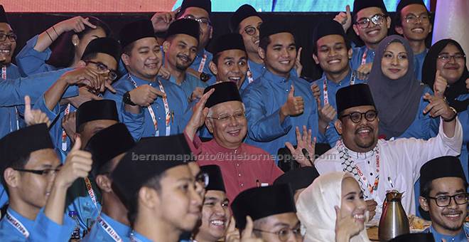 SETIA BERSAMA PM: Najib (tengah) bergambar bersama Perwakilan Kelab UMNO Luar Negara selepas mengadakan pertemuan dengan mereka sempena Perhimpunan Agung UMNO 2017                   di Pusat Dagangan Dunia Putra di Kuala Lumpur semalam. — Gambar Bernama