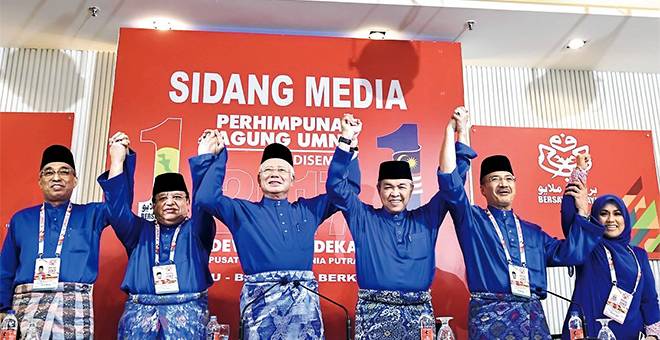 SIDANG MEDIA: Najib (tiga kiri) bersama Ahmad Zahid (tiga kanan) dan Hishammuddin (dua kanan) pada sidang media selepas Perhimpunan Agung UMNO 2017 di Pusat Dagangan Dunia Putra semalam. — Gambar Bernama