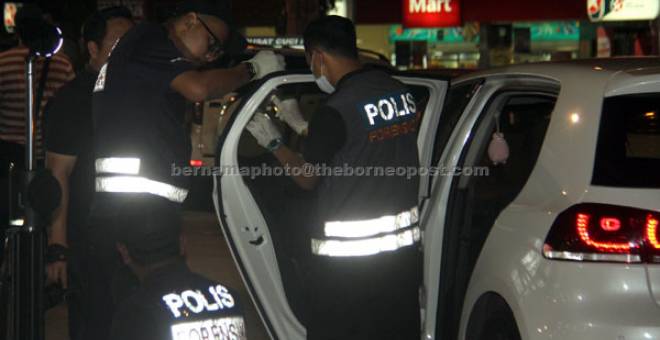 DISIASAT: Unit Forensik sedang melakukan pemeriksaan keatas sebuah kereta milik kes seorang lelaki berusia lingkungan 30-an yang mati ditikam dan dilanggar oleh sekumpulan empat lelaki menggunakan sebuah kereta dalam kejadian di sebuah stesen minyak di Jalan Sri Pelangi Taman Pelangi dekat Johor Bahru, semaalm. — Gambar Bernama