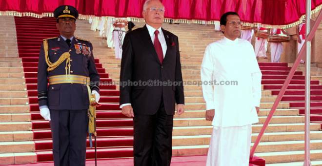 SELAMAT TIBA: Najib disambut Presiden Sri Lanka Maithripala Sirisena semasa tiba di Presidential Secretariat Building semalam. — Gambar Bernama