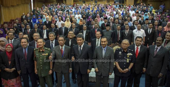 KENANGAN: Mohamad Hasan (tengah) bergambar bersama penjawat awam pada Perhimpunan Pentadbiran Kerajaan Negeri di Wisma Negeri semalam. — Gambar Bernama