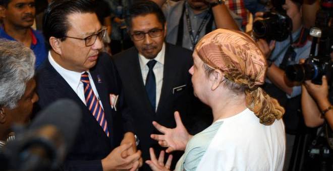 Liow bertemu dengan waris MH370 selepas Majlis Menandatangani Memorandum Perjanjian Persefahaman Misi Pencarian Operasi MH370 di antara Kerajaan Malaysia dengan syarikat penerokaan dasar laut, Ocean Infinity Limited di Kementerian Pengangkutan hari ini. Turut kelihatan, Azharuddin (dua, kiri). - Foto BERNAMA