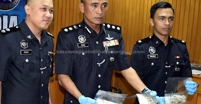 HASIL RAMPASAN: Fadil (tengah) menunjukkan dadah jenis syabu seberat 3.029 gram yang dianggarkan bernilai RM240,000.00 di sebuah rumah di kawasan Kampung Wakuba Batu 15 Jalan Apas, Tawau, semalam. — Gambar Bernama