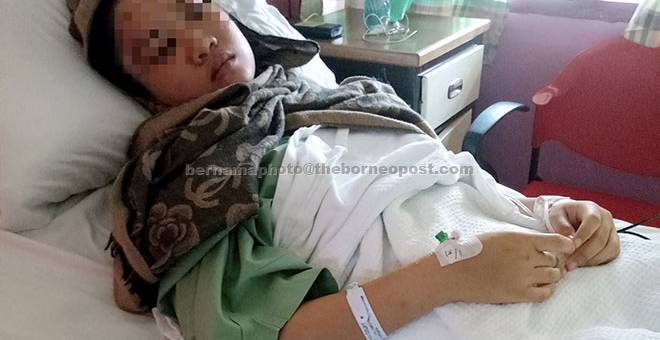 CEDERA: Seorang pelajar sebuah sekolah menengah di daerah ini dimasukkan ke Hospital Hulu Terengganu kerana dipercayai terjatuh dari tingkat satu bangunan sekolah berkenaan akibat histeria di Hulu Terengganu, semalam. — Gambar Bernama