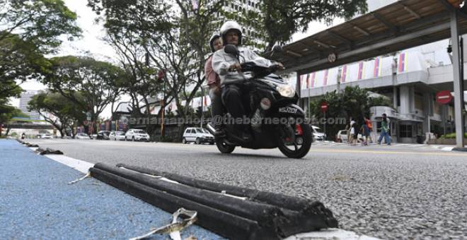 LALUAN BASIKAL: Getah pemisah laluan basikal yang menjadi punca kemalangan motosikal baru-baru ini akan dibuka semula oleh DBKL berikutan alat tersebut didakwa mengundang bahaya kepada penunggang motosikal di sekitar pusat bandar semalam. — Gambar Bernama