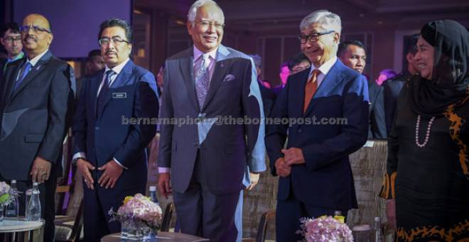 CERIA: Najib (tengah) bersama Pengerusi Bursa Malaysia Tan Sri Amirsham Abdul Aziz (dua kanan) pada Majlis Perasmian Invest Malaysia 2018 di Kuala Lumpur semalam. — Gambar Bernama