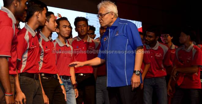 APA KHABAR?: Hamzah beramah mesra bersama para pelajar Kolej Auto Prima selepas Sesi Townhall Bersama Industri Berhubung Rang Undang-undang Perkhidmatan Penyelenggaraan dan Pembaikan Kenderaan Motor di Putrajaya semalam. — Gambar Bernama