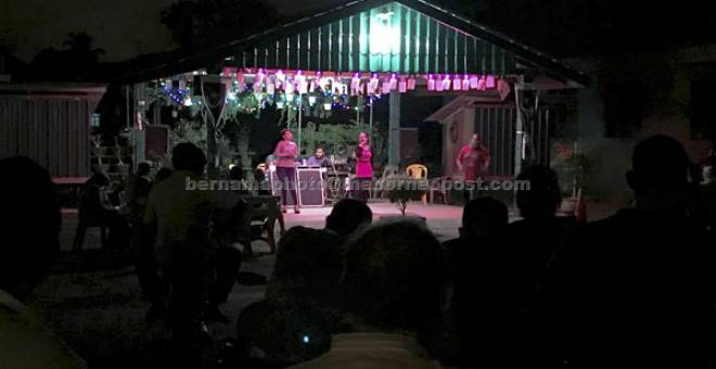 MELALAIKAN: Orang ramai menyaksikan persembahan dangdut dua penyanyi wanita di Kampung Telari baru-baru ini. — Gambar Bernama