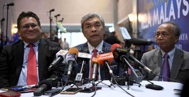 SIDANG MEDIA: Zahid (tengah) semasa sidang media selepas menghadiri Majlis Kesyukuran Jabatan Sukarelawan (RELA) di Putrajaya semalam. Turut sama Nur Jazlan (kiri) dan Masir. — Gambar Bernama