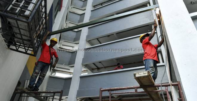 JARING KESELAMATAN: Kerja-kerja pemasangan jaring giat dilakukan di Projek Perumahan Rakyat (PPR) Seri Pantai semalam. — Gambar Bernama