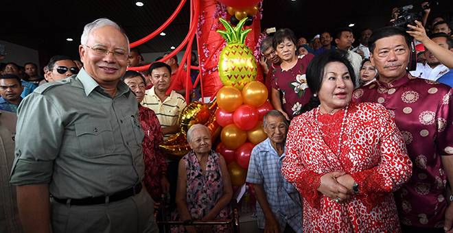 MERIAH: Najib bersama Rosmah (dua kanan) pada Majlis Kongsi Kasih sempena Tahun Baharu Cina di Dewan Konvensyen Sultan Ahmad Shah, Pekan semalam. — Gambar Bernama