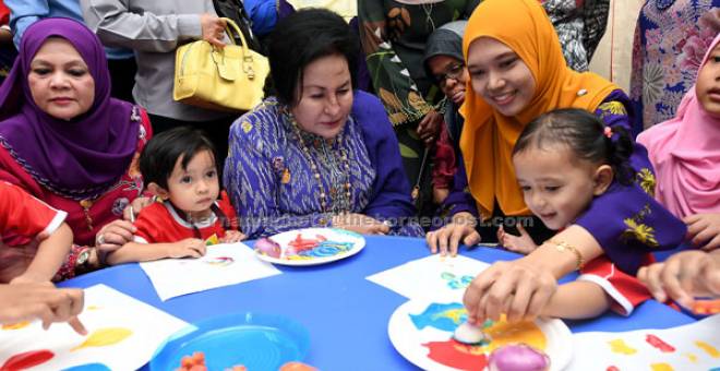 MELIHAT AKTIVITI: Rosmah beramah mesra dan melihat kreativiti anak-anak PERMATA selepas merasmikan Pusat Anak PERMATA Negara Langkawi di Kompleks LADA (Lembaga Pembangunan Langkawi), semalam. — Gambar Bernama