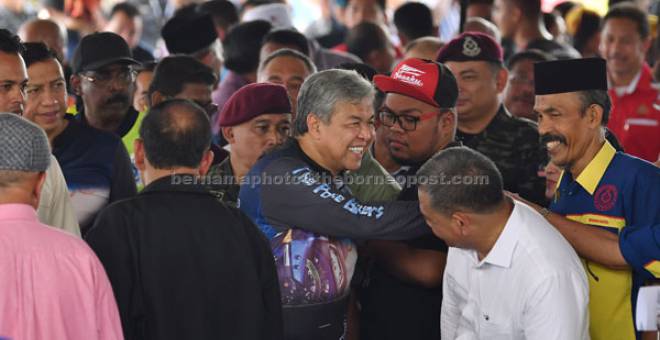 BERSAMA WARGA POLIS: Zahid tiba di Majlis Santai Bersama Warga Polis Diraja Malaysia (PDRM) / Kementerian Dalam Negeri (KDN) Bagan Datuk dan Hilir Perak di Balai Polis Hutan Melintang, Bagan Datuk, semalam. — Gambar Bernama