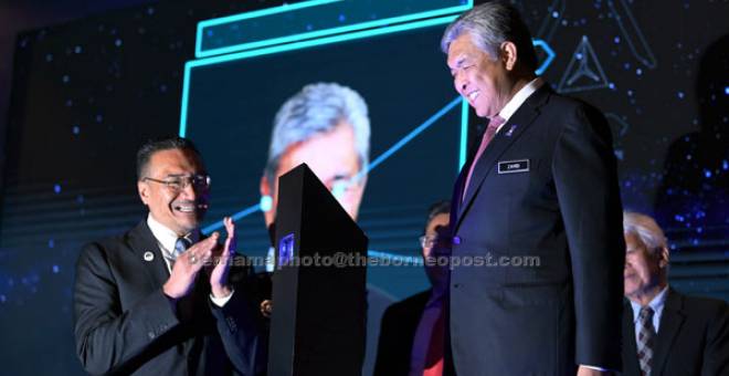 PAMERAN: Zahid (kanan) bersama Hishammuddin pada Majlis Pra Pelancaran sempena Penganjuran Pameran Perkhidmatan Pertahanan Asia (DSA) dan Pameran Antarabangsa Keselamatan Kebangsaan Asia (NATSEC ASIA) 2018 di Pusat Pameran dan Perdagangan Antarabangsa Malaysia (MITEC) semalam. — Gambar Bernama