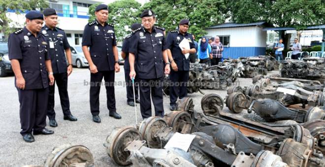 SINDIKET TUMPAS: Mazlan (tengah) melihat komponen lori yang dicuri untuk dieksport ke Timur Tengah pada sidang akhbar mengenai sindiket leraikan lori di Bilik Mesyuarat Polis Bantuan Pelabuhan Barat di Pelabuhan Klang, semalam. Polis merampas komponen lori yang dianggarkan berjumlah RM2 juta dan menahan lima orang suspek berumur lingkungan 33 hingga 44 tahun dalam kes tersebut. Turut hadir Ketua Polis Daerah Klang Selatan ACP Shamsul Amar Ramli (tiga kiri). — Gambar Bernama