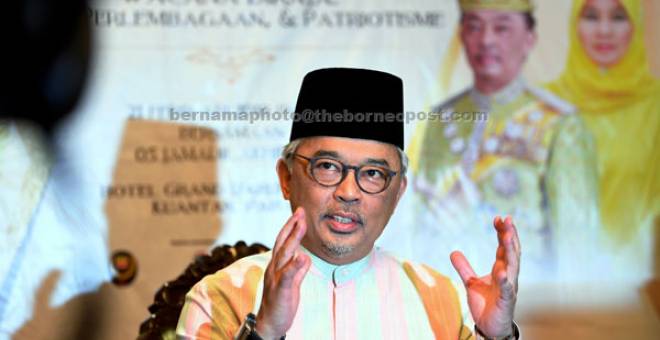 BERSAMA MEDIA: Tengku Abdullah menjawab soalan media pada majlis Wacana Diraja, Raja Perlembagaan dan Patriotisme semalam. — Gambar Bernama
