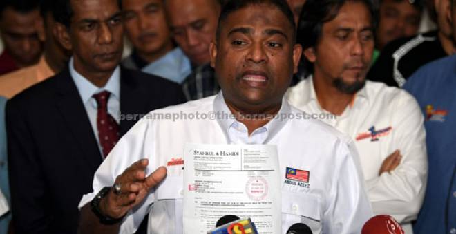 TUNTUTAN: Abdul Azeez menunjukkan surat tuntutan daripada firma guaman kepada pemberita semalam, mengenai isu pembinaan projek terowong dasar laut di Pulau Pinang dekat George Town, semalam. — Gambar Bernama