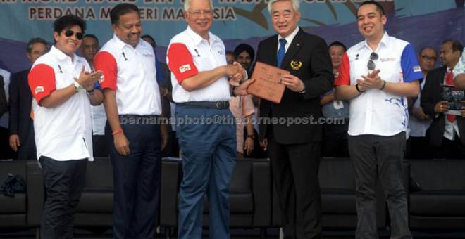 PENGIKTIRAFAN: Najib (tengah) menerima sijil tali pinggang hitam daripada Dr Chungwon (dua kanan) pada Majlis Perasmian Penutup Kejohanan G1 Taekwondo Malaysia (WTF) 2018 di Putrajaya semalam. Turut kelihatan Azalina (kiri), SA Vigneswaran (dua kiri) dan Mohd Naziffuddin (kanan). — Gambar Bernama