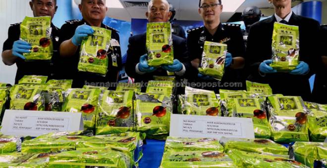 HASIL RAMPASAN: Mohmad Salleh (tengah) menunjukkan bungkusan teh yang berisi dadah disyaki jenis syabu pada sidang akhbar di Ibu Pejabat Polis Kontinjen Melaka dekat Melaka, semalam. — Gambar Bernama 